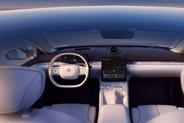 Ở bên trong, không gian của ET7 khá đơn giản với 2 màn hình sử dụng tấm nền AMOLED độ phân giải cao. Trong đó, bảng đồng hồ kỹ thuật số kích thước 10,2 inch trong khi màn hình thông tin giải trí lớn hơn đôi chút - 12,8 inch.