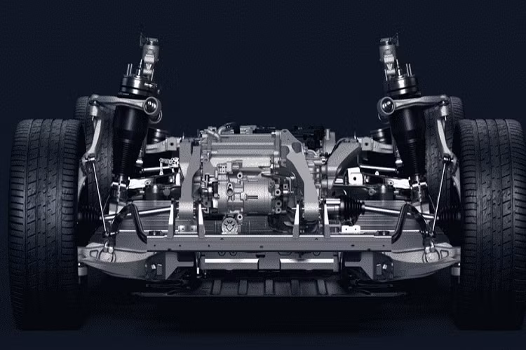 Sự khác biệt giữa các phiên bản của ET7 đến từ gói pin. Bản tiêu chuẩn sẽ đi kèm gói pin 70 kWh, cung cấp phạm vi hoạt động khoảng 500 km. Cao hơn là gói pin 100 kWh cho quãng đường di chuyển hơn 700 km. Bản cao nhất sử dụng pin 150 kWh và cho quãng đường di chuyển hơn 1.000 km.