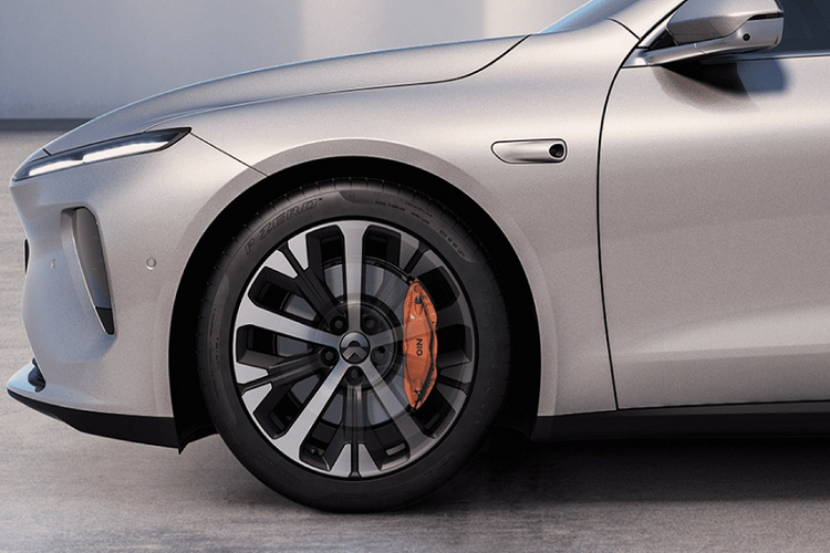 Với tổng công suất lên đến 643 mã lực và mô-men xoắn 850 Nm, Nio ET7 có thể tăng tốc 0-100 km/h trong 3,9 giây - nhanh hơn mẫu sedan hiệu suất cao Mercedes-AMG S 63. Để dừng hẳn từ vận tốc 100 km/h, chiếc xe chỉ cần quãng đường 33,5 m với hệ thống phanh hiệu suất cao do Brembo sản xuất.