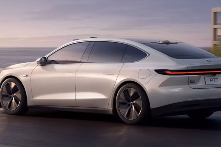 Giá xe điện Nio ET7 có mức khởi điểm từ 58.000 USD đến 81.000 USD (khoảng 1,34 - 1,87 tỷ đồng). Nio còn cung cấp các gói trợ giá cũng như trả góp cho ET7. Mức giá của Nio ET7 thấp hơn khá nhiều so với Tesla Model S. Tại Trung Quốc, mẫu sedan điện của Mỹ có giá 113.000-181.500 USD (khoảng 2,6 - 4,19 tỷ đồng).