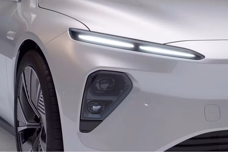 Ở phía trước, ET7 có đầu xe kiểu X-bar đặc trưng của Nio, có từ các mẫu xe EP9, EC6, ES6 hay ES8. Xe không có lưới tản nhiệt, thay vào đó là các lỗ thông gió giả ở cản trước và 2 bên. Bố cục này kết hợp với 2 dải đèn LED daylight mảnh làm liên tưởng đến chữ X. Đèn chiếu sáng chính được đặt ở 2 hốc gió giả 2 bên và cũng là đèn LED.