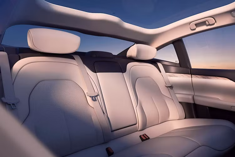 Các trang bị tiêu chuẩn của ET7 gồm vô-lăng 2 chấu, dàn âm thanh 23 loa 1.000 W, hệ thống lọc không khí, treo khí nén, kính cách âm, cả 2 hàng ghế đều có sưởi, làm mát và massage.