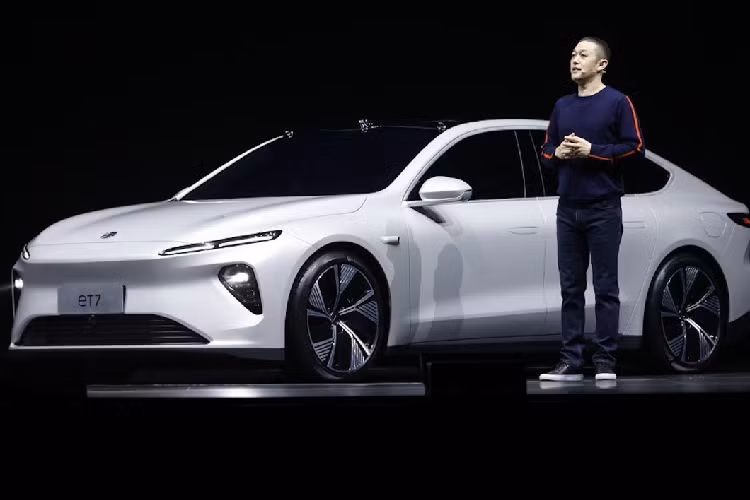 Hãng xe điện Nio vừa giới thiệu mẫu xe ET7 tại một sự kiện ở Thành Đô, Trung Quốc. Hiện tại, chiếc Nio ET7 2021 mới chỉ là bản xem trước và hãng xe Trung Quốc đã nhận đặt hàng cho mẫu xe này. Những chiếc ET7 bản thương mại sẽ đến tay khách hàng vào đầu năm 2022.