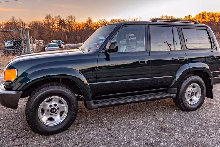 Sức mạnh được truyền tới cả 4 bánh thông qua hộp số tự động 4 cấp và hộp số phụ 2 cấp.