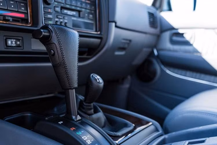 Quan trọng hơn, chiếc Toyota Land Cruiser này được trang bị khá đầy đủ. Theo đó, xe có khóa vi sai chống trượt trên cầu trước và cầu sau, cửa sổ trời chỉnh điện, cánh gió mui, baga nóc, ăng-ten trên nóc...