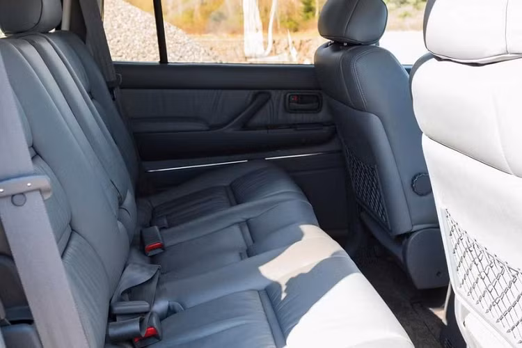 Nằm bên dưới nắp ca-pô của chiếc Toyota Land Cruiser đời 1994 này là khối động cơ 6 xi-lanh thẳng hàng, dung tích 4.5L, sản sinh công suất tối đa 212 mã lực và mô-men xoắn cực đại 373 Nm.