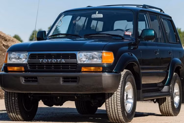 Vào hồi tháng 10 năm ngoái, chiếc Toyota Land Cruiser đã được mang đi bảo dưỡng. Trong lần bảo dưỡng này, xe đã được thay ắc-quy, dầu nhớt và dây đai serpentine belt (dùng để kéo các bộ phận phụ thuộc như máy lạnh, tay lái tự động, máy phát điện, quạt hoặc động cơ bơm nước làm mát).