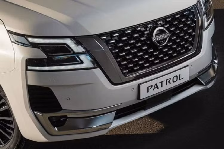 Về an toàn, bộ công nghệ Nissan Intelligent Mobility là tiêu chuẩn trên Nissan Patrol 70th Anniversary, bao gồm các tính năng như phanh khẩn cấp thông minh với phát hiện người đi bộ, can thiệp làn đường thông minh, can thiệp điểm mù thông minh, cảnh báo giao thông cắt ngang phía sau với can thiệp thông minh và kiểm soát hành trình thông minh.