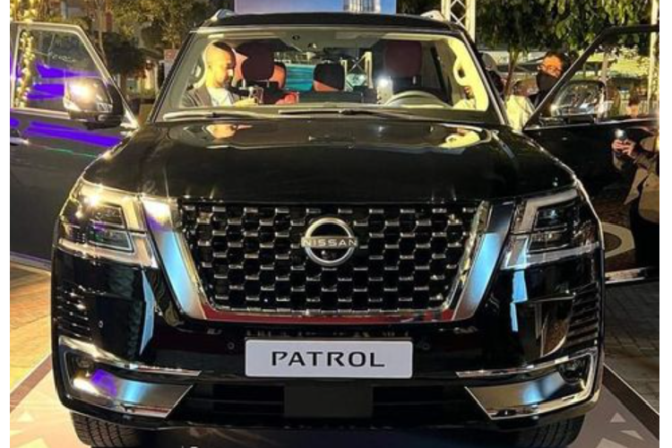 So với bản tiêu chuẩn, mẫu xe SUV Nissan Patrol 70th Annniversary có một số điểm khác biệt như lưới tản nhiệt mạ crôm V-Motion, đường viền crôm trên thân xe và logo 70th Anniversary ở khe gió vòm bánh trước. Ngoài ra, phiên bản đặc biệt còn được trang bị bộ mâm 2 tông màu cao cấp, kích thước 20 inch.