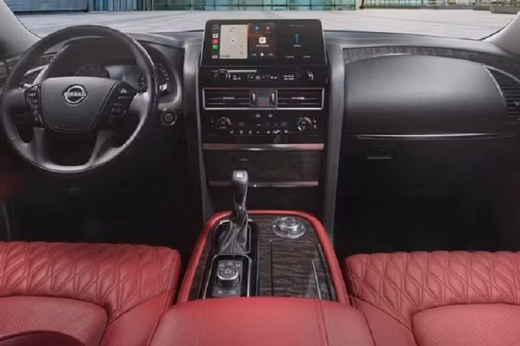 Đối với nội thất, Patrol 70th Anniversary được bọc da màu đỏ tía mới với ghế da chần chỉ vân kim cương, giúp tăng vẻ sang trọng cho xe.