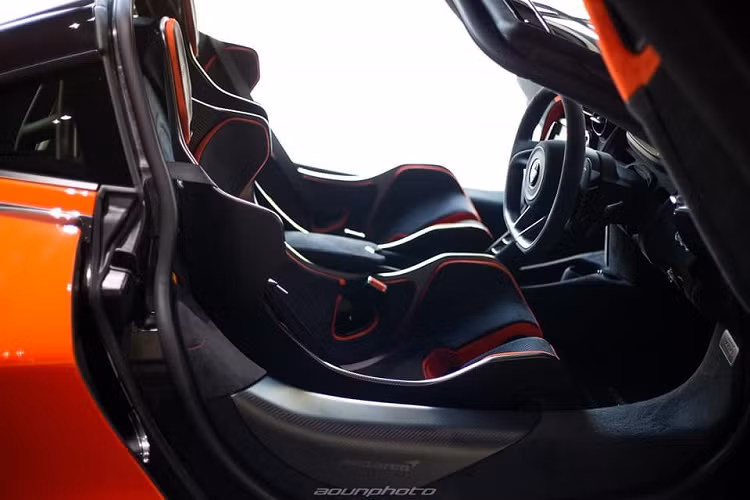 Ngoài ra là siêu xe McLaren 765LT còn có mô-men xoắn cực đại 800 Nm, tăng 30 Nm so với siêu xe McLaren 720S đang giữ nhiều danh hiệu ở các cuộc đua drag 400m hay 800m. Sức mạnh của khối động cơ trên siêu xe hàng hiếm McLaren 765LT sẽ chạy qua hộp số ly hợp kép bảy tốc độ đã có các tinh chỉnh làm cho việc sang số nhanh hơn 15% so với McLaren 720S.