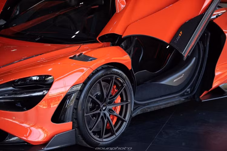 Hiện chưa rõ mức giá xe McLaren 765LT thứ 2 về Thái Lan, chỉ thấy rằng, McLaren 765LT đầu tiên về đây có giá bán 50 triệu Baht (tương đương gần 38 tỷ đồng). Mức giá này đã bao gồm rất nhiều tuỳ chọn mà đại lý Niche Cars Group Motor trang bị cho xe như carbon hay hốc gió trên mui xe có giá hơn 1,5 tỷ đồng tại nước ngoài. 