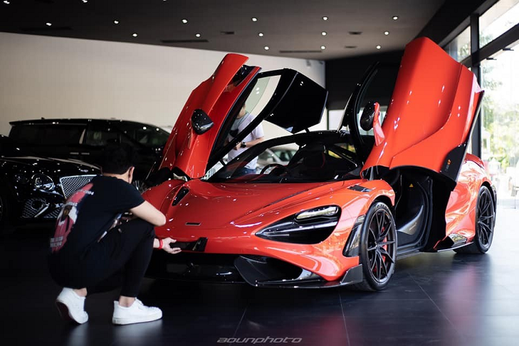 Chiếc siêu xe McLaren 765LT hàng hiếm thứ 2 về Thái Lan có màu sơn cam rất nổi bật và đây cũng chính là bộ áo "thửa riêng" cho dòng xe McLaren 765LT lúc mới ra mắt trên thế giới. Khác với chiếc McLaren 765LT đầu tiên, siêu xe McLaren 765LT này đã có chủ nhân đặt mua từ trước và đây cũng chính là 1 trong những chiếc siêu xe McLaren 765LT hiếm hoi lăn bánh trên đường phố tại châu Á hiện nay.