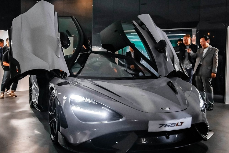 Chỉ sau khoảng 2 tuần ra mắt chiếc siêu xe McLaren 765LT đầu tiên đến thị trường Thái Lan, các đại gia sinh sống ở đây tiếp tục gây choáng giới mê xe ở Đông Nam Á khi mua tiếp một chiếc McLaren 765LT khác với màu sơn rất "đậm đà" đúng chất phiên bản hiệu suất cao và hàng hiếm của McLaren 720S. 