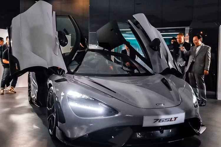 Chỉ sau khoảng 2 tuần ra mắt chiếc siêu xe McLaren 765LT đầu tiên đến thị trường Thái Lan, các đại gia sinh sống ở đây tiếp tục gây choáng giới mê xe ở Đông Nam Á khi mua tiếp một chiếc McLaren 765LT khác với màu sơn rất "đậm đà" đúng chất phiên bản hiệu suất cao và hàng hiếm của McLaren 720S. 