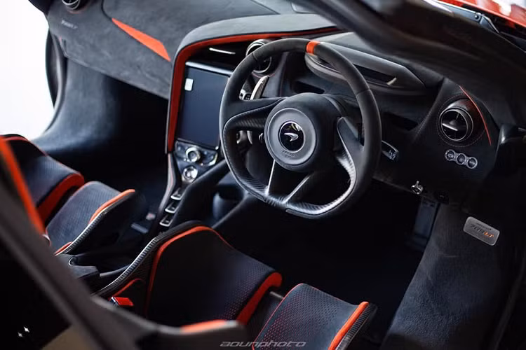 Ngoài sức mạnh tăng thêm đáng kể so với McLaren 720S, siêu xe McLaren 765LT còn nhẹ hơn 80 kg so với phiên bản tiêu chuẩn này. Để mang đến trọng lượng 1.229 kg cho siêu xe McLaren 765LT phải kể đến nhiều chi tiết được làm từ sợi carbon tiên tiến, ống xả titan với bốn cửa ra từ phía sau cũng như kính xe mỏng hơn.