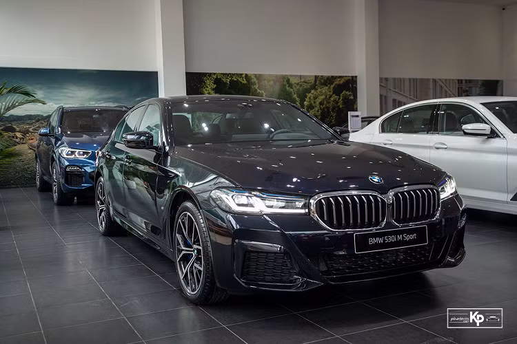 Vừa qua, Trường Hải (Thaco) đã chính thức giới thiệu BMW 5-Series 2021 nâng cấp đến khách hàng trong nước nhằm gia tăng sức cạnh tranh với đối thủ đồng hương Mercedes-Benz E300 AMG cũng mới trình làng trước đó không lâu. Tuy nhiên, gây sự chú ý nhất chính là mẫu xe BMW 530i M-Sport 2021 mới. 