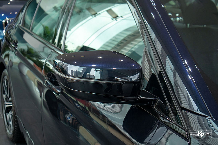 Ở phía sau, cụm đèn hậu của mẫu sedan hạng sang cỡ trung do Thaco phân phối cũng được tái thiết kế mỏng, sắc nét và ứng dụng công nghệ LED. Xe còn cân đối hơn với cặp ống xả chụp crom, cản sau với đường khuếch lưu gió khí động học. 