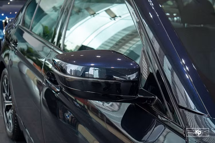 Ở phía sau, cụm đèn hậu của mẫu sedan hạng sang cỡ trung do Thaco phân phối cũng được tái thiết kế mỏng, sắc nét và ứng dụng công nghệ LED. Xe còn cân đối hơn với cặp ống xả chụp crom, cản sau với đường khuếch lưu gió khí động học. 