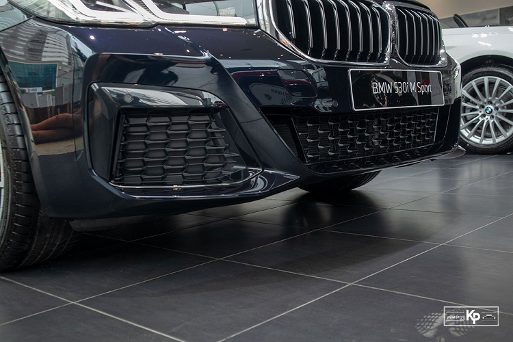Điểm nhấn của phiên bản cao cấp 530i M-Sport 2021 là xe được trang bị công nghệ đèn Laser cho tầm chiếu xa tốt hơn và có tính năng điều chỉnh đèn tự động. Không chỉ sử dụng công nghệ tiên tiến, cụm đèn pha của mô hình 2021 cũng được cải tiến dạng chữ "L" mỏng và thu hút người nhìn hơn. 