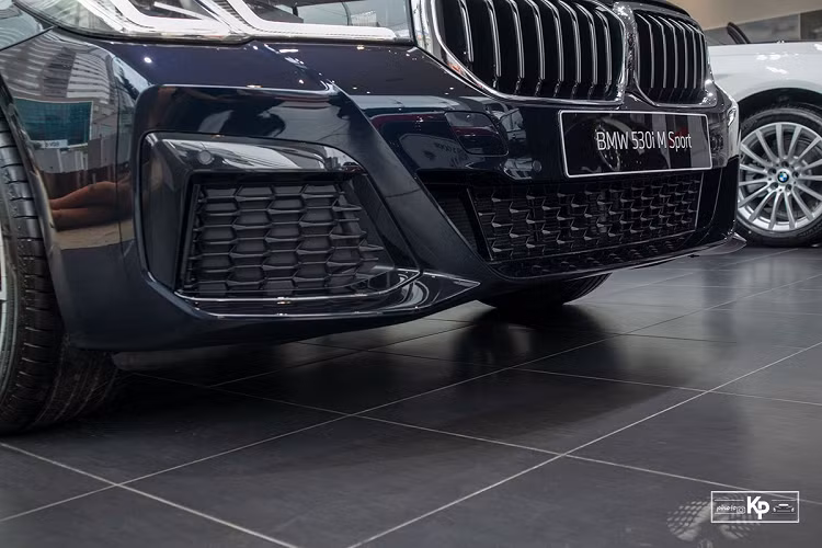 Điểm nhấn của phiên bản cao cấp 530i M-Sport 2021 là xe được trang bị công nghệ đèn Laser cho tầm chiếu xa tốt hơn và có tính năng điều chỉnh đèn tự động. Không chỉ sử dụng công nghệ tiên tiến, cụm đèn pha của mô hình 2021 cũng được cải tiến dạng chữ "L" mỏng và thu hút người nhìn hơn. 