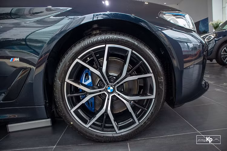 BMW 530i M-Sport 2021 được gia tăng chiều dài tổng thể thêm 30 mm giúp xe có chiều Dài x Rộng x Cao lần lượt 4.963 x 1.868 x 1.479 (mm), chiều dài trục cơ sở đạt 2.975 mm. So với vẻ đơn điệu của của 520i, 530i M-Sport sử dụng bộ mâm phay bóng đẹp mắt hơn và kích thước 19 inch thay vì 18 inch như bản tiêu chuẩn. 