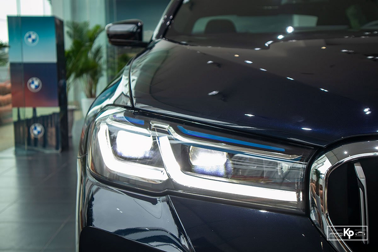 Trong số 3 phiên bản đang bán, mẫu xe sang BMW 530i M-Sport 2021 được định vị cao nhất với phong cách thiết kế thể thao nhờ gói trang bị M-Sport đặc trưng của thương hiệu ôtô Đức. Hơn nữa, xe còn sở hữu những công nghệ tiên tiến, động cơ mạnh mẽ hơn 2 phiên bản "đàn em". 