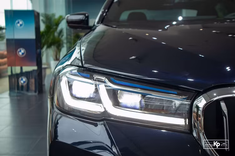 Trong số 3 phiên bản đang bán, mẫu xe sang BMW 530i M-Sport 2021 được định vị cao nhất với phong cách thiết kế thể thao nhờ gói trang bị M-Sport đặc trưng của thương hiệu ôtô Đức. Hơn nữa, xe còn sở hữu những công nghệ tiên tiến, động cơ mạnh mẽ hơn 2 phiên bản "đàn em". 