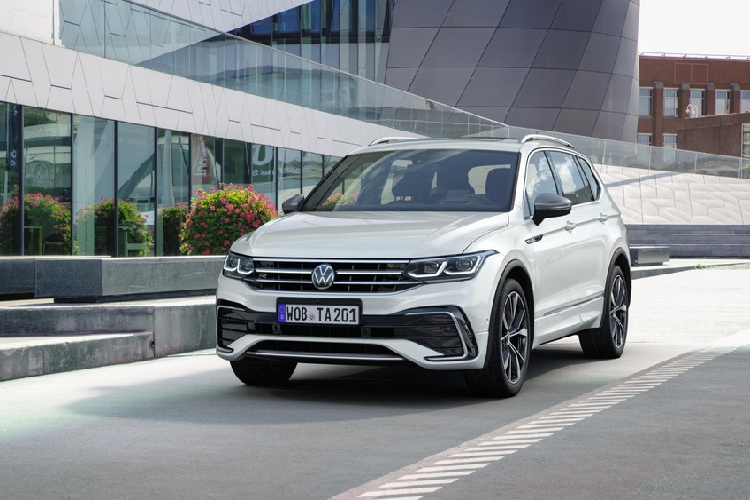 Gần 1 năm sau khi Tiguan phiên bản nâng cấp giữa vòng đời trình làng, hãng xe Đức mới tung ra Volkswagen Tiguan Allspace 2021 mới. Volkswagen Tiguan Allspace chính là phiên bản 7 chỗ và có kích thước lớn hơn của dòng Tiguan thông thường. Tương tự Tiguan, Volkswagen Tiguan Allspace 2021 cũng được cải tiến nhẹ trong thiết kế và công nghệ. Trong khi đó, động cơ của mẫu SUV 7 chỗ này không có gì thay đổi.