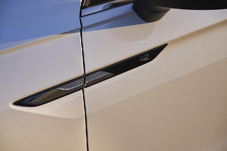 Bước vào bên trong Volkswagen Tiguan Allspace 2021, chúng ta sẽ thấy vô lăng 3 chấu mới với nút cảm ứng. Nằm bên 2 cửa gió điều hòa trung tâm là màn hình trung tâm, phục vụ hệ thống thông tin giải trí Modular Infotainment Matrix (MIB3) thế hệ thứ 3. Dưới nữa là màn hình chỉnh điều hòa mới. 