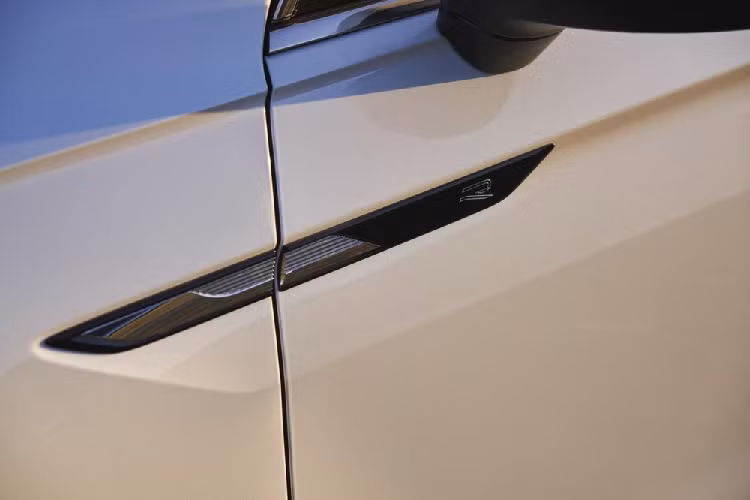 Bước vào bên trong Volkswagen Tiguan Allspace 2021, chúng ta sẽ thấy vô lăng 3 chấu mới với nút cảm ứng. Nằm bên 2 cửa gió điều hòa trung tâm là màn hình trung tâm, phục vụ hệ thống thông tin giải trí Modular Infotainment Matrix (MIB3) thế hệ thứ 3. Dưới nữa là màn hình chỉnh điều hòa mới. 