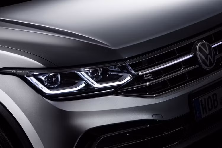 Vòng sang hai bên, chúng ta sẽ thấy chi tiết trang trí sau chắn bùn thanh mảnh và dài hơn trước. Khi mua Volkswagen Tiguan Allspace 2021, khách hàng có thể chọn các loại vành la-zăng có đường kính từ 17 - 20 inch. Trong khi đó, đuôi xe phía sau có thêm tem chữ nổi "Tiguan" mới ở giữa cửa cốp, đèn phản quang kéo dài sang hai bên và đầu ống xả giả. 