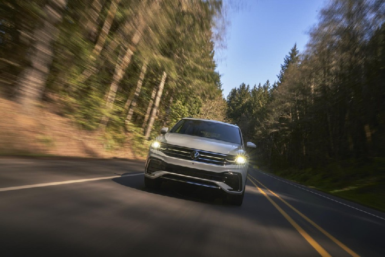 Theo đó, mẫu xe SUV Volkswagen Tiguan Allspace 2021 được trang bị thiết kế đầu xe mới với cụm đèn pha LED thanh mảnh hơn. Ở bản cao cấp, xe còn có đèn pha IQ.Light matrix hiện đại hơn. Thêm vào đó là lưới tản nhiệt cỡ lớn hơn, đi kèm dải đèn LED thanh mảnh ở giữa, kéo dài từ đèn pha vào logo của hãng Volkswagen ở giữa. Đây là chi tiết không có trên Volkswagen Tiguan mới. Bên dưới là cản trước thiết kế mới với hốc gió vuốt ngược về phía sau và viền hình chữ "C" ở hai góc. 