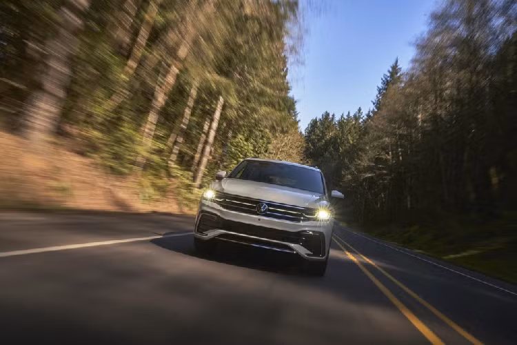 Theo đó, mẫu xe SUV Volkswagen Tiguan Allspace 2021 được trang bị thiết kế đầu xe mới với cụm đèn pha LED thanh mảnh hơn. Ở bản cao cấp, xe còn có đèn pha IQ.Light matrix hiện đại hơn. Thêm vào đó là lưới tản nhiệt cỡ lớn hơn, đi kèm dải đèn LED thanh mảnh ở giữa, kéo dài từ đèn pha vào logo của hãng Volkswagen ở giữa. Đây là chi tiết không có trên Volkswagen Tiguan mới. Bên dưới là cản trước thiết kế mới với hốc gió vuốt ngược về phía sau và viền hình chữ "C" ở hai góc. 