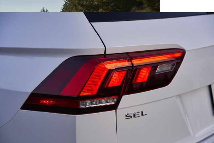 Về an toàn, Volkswagen Tiguan Allspace 2021 sẽ được trang bị hệ thống phanh khẩn cấp tự động với tính năng phát hiện người đi bộ, cảnh báo điểm mù và cảnh báo phương tiện cắt ngang khi lùi. Nếu khách hàng mua gói IQ.Drive thì sẽ có thêm những trang bị an toàn như hệ thống kiểm soát hành trình thích ứng với tính năng Stop and Go và hỗ trợ đưa xe vào giữa làn đường. 