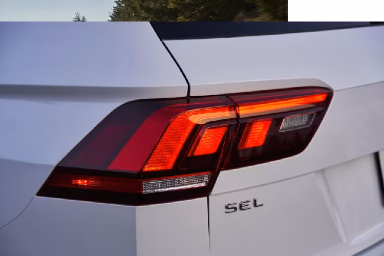 Về an toàn, Volkswagen Tiguan Allspace 2021 sẽ được trang bị hệ thống phanh khẩn cấp tự động với tính năng phát hiện người đi bộ, cảnh báo điểm mù và cảnh báo phương tiện cắt ngang khi lùi. Nếu khách hàng mua gói IQ.Drive thì sẽ có thêm những trang bị an toàn như hệ thống kiểm soát hành trình thích ứng với tính năng Stop and Go và hỗ trợ đưa xe vào giữa làn đường. 