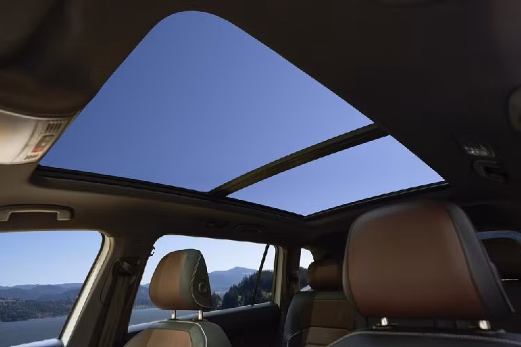 Riêng ở thị trường Mỹ, Volkswagen Tiguan Allspace 2021 được trang bị động cơ xăng 2.0L với công suất tối đa 190 mã lực. Động cơ này đồng hành với hộp số tự động 8 cấp và hệ dẫn động cầu trước hoặc 4 bánh toàn thời gian. Như vậy, Volkswagen Tiguan Allspace 2021 không có phiên bản eHybrid dùng hệ truyền động plug-in hybrid hay phiên bản R hiệu suất cao như người anh em Tiguan. 