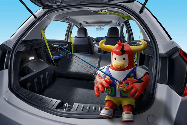 Nghe có vẻ yếu, nhưng nhà sản xuất tuyên bố xe mới “có hiệu suất ngang ngửa với các xe chạy xăng truyền thống”, trong khi bộ pin làm mát bằng chất lỏng 37,23 kWh cung cấp cự li di chuyển 320 km theo chu kỳ NEDC. Khi sử dụng bộ sạc DC tốc độ cao, bộ pin có thể sạc từ 0-80% trong chưa đầy 30 phút, đủ để đi 250 km.