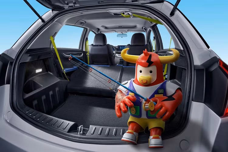 Nghe có vẻ yếu, nhưng nhà sản xuất tuyên bố xe mới “có hiệu suất ngang ngửa với các xe chạy xăng truyền thống”, trong khi bộ pin làm mát bằng chất lỏng 37,23 kWh cung cấp cự li di chuyển 320 km theo chu kỳ NEDC. Khi sử dụng bộ sạc DC tốc độ cao, bộ pin có thể sạc từ 0-80% trong chưa đầy 30 phút, đủ để đi 250 km.