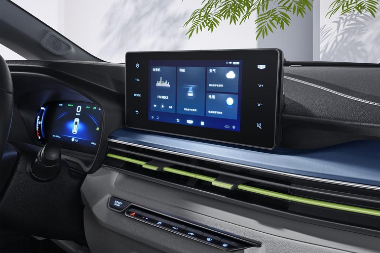 Dù có giá rẻ, nhưng mặt táp lô của EX3 trông khá hiện đại với cụm đồng hồ màn kỹ thuật số cỡ 10,25 inch, và màn hình cảm ứng thông tin giải trí cỡ 8 inch.