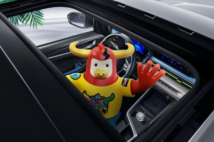 Hệ thống thông tin giải trí G-Link của Geely bao gồm nhạc QQ, Autonavi, đài Ximalaya, điều khiển bằng giọng nói, Wi-Fi và các ứng dụng khác. Trong khi đó, ghế ngồi được bọc màu đen và xanh lam, kết hợp với các chất liệu giả da và điểm nhấn huỳnh quang.