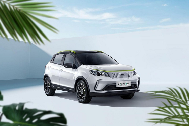 Geely là một tập đoàn xe lớn ở thị trường Trung Quốc với rất nhiều thương hiệu con, một trong số đó là Geometry mới thành lập trong năm 2019. Mới đây, Geometry đã giới thiệu một mẫu xe điện mới tinh gọi là EX3. Geometry EX3 2021 mới một mẫu SUV nhỏ gọn với giá bán trước có khởi điểm chỉ 59.700 nhân dân tệ (tương đương 210 triệu đồng), khiến nó trở thành một trong những chiếc xe điện 5 chỗ giá mềm nhất.