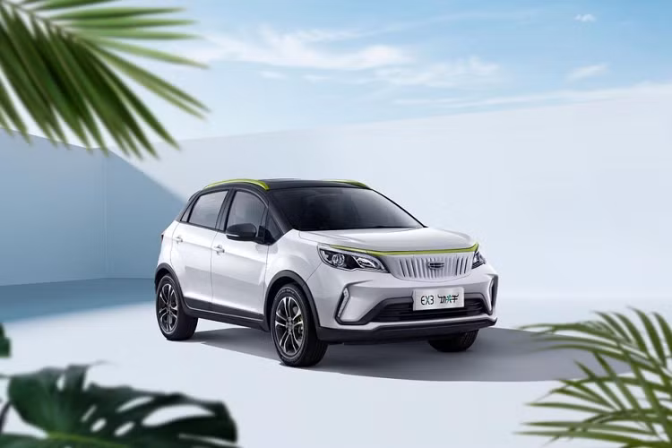 Geely là một tập đoàn xe lớn ở thị trường Trung Quốc với rất nhiều thương hiệu con, một trong số đó là Geometry mới thành lập trong năm 2019. Mới đây, Geometry đã giới thiệu một mẫu xe điện mới tinh gọi là EX3. Geometry EX3 2021 mới một mẫu SUV nhỏ gọn với giá bán trước có khởi điểm chỉ 59.700 nhân dân tệ (tương đương 210 triệu đồng), khiến nó trở thành một trong những chiếc xe điện 5 chỗ giá mềm nhất.