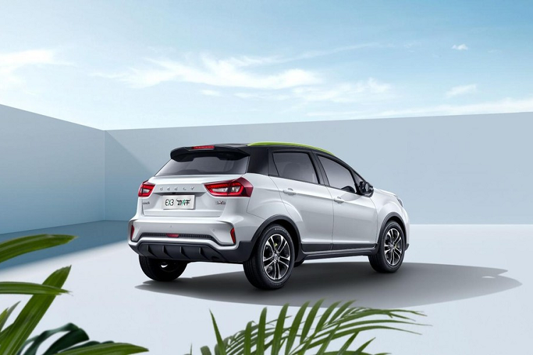 Đối với độ an toàn, mẫu SUV điện này chỉ trang bị một số tính cơ bản gồm túi khí kép, camera và cảm biến lùi, giám sát áp suất lốp, ABS và EBD. Ngoài ra, Geometry cũng đề cập đến các thanh chống va chạm phía trước và phía sau bằng thép cường độ cao.