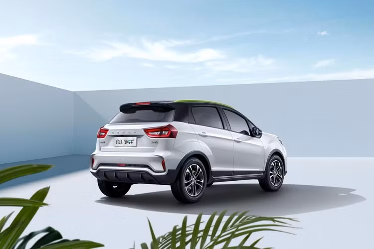 Đối với độ an toàn, mẫu SUV điện này chỉ trang bị một số tính cơ bản gồm túi khí kép, camera và cảm biến lùi, giám sát áp suất lốp, ABS và EBD. Ngoài ra, Geometry cũng đề cập đến các thanh chống va chạm phía trước và phía sau bằng thép cường độ cao.