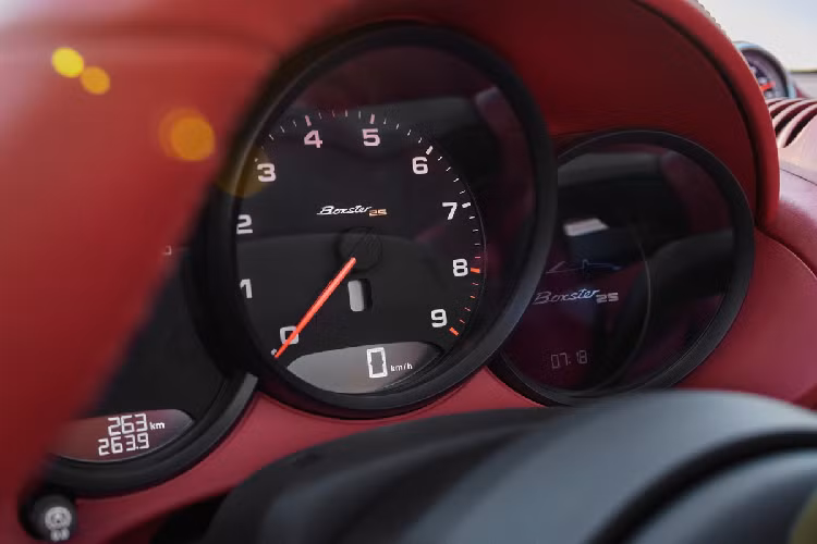 Về sức mạnh, Boxster 25 Years sử dụng động cơ hút khí tự nhiên 4.0L tương tự 718 Boxster GTS 4.0. Khối động cơ này cho công suất 394 mã lực và mô-men xoắn cực đại 420 Nm. Có 2 tùy chọn hộp số là số sàn 6 cấp hoặc tự động ly hợp kép 7 cấp. Xe có khả năng tăng tốc 0-96 km/h trong 3,8 giây.