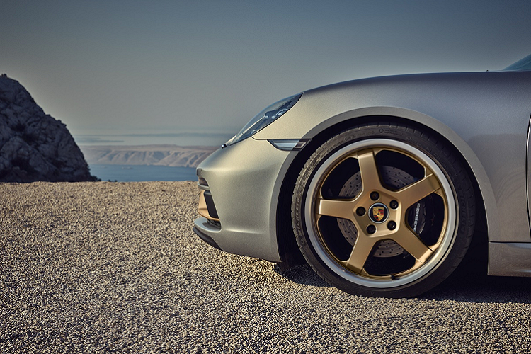 Ngoại thất xe kết hợp giữa màu sơn bạc GT Silver Metallic cùng màu vàng đồng Neodyme. Điểm nhấn của xe nằm ở bộ mâm 5 chấu với kích thước 20 inch và huy hiệu "Boxster 25" phía sau. Khách hàng cũng có thể lựa chọn 2 màu sơn ngoại thất khác là đen Jet Black Metallic hoặc trắng Carrara White Metallic.