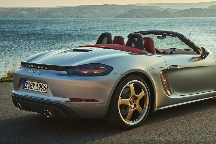Tên gọi Boxster là sự kết hợp giữa khối động cơ boxer và thiết kế mui trần roadster. Trải qua 4 thế hệ, Porsche đã sản xuất hơn 357.000 chiếc Boxster. Dù được thiết kế dựa trên phiên bản 718 Boxster GTS 4.0, Porsche Boxster 25 Years mới vẫn có những đặc điểm nổi bật của mẫu Boxster concept từng được giới thiệu tại Triển lãm Detroit Motor Show 1993.