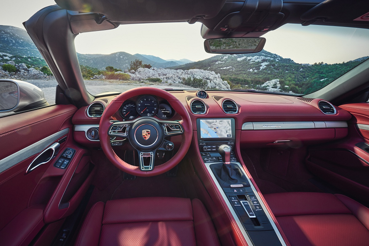 Tương tự mẫu concept được trưng bày vào năm 1993, Boxster 25 Years có nội thất bọc da màu đỏ Bordeaux, phần mui mềm phía trên cũng sử dụng vật liệu vải đỏ với huy hiệu "Boxster 25" in nổi phía sau. Nếu không thích màu đỏ, người dùng có thể cân nhắc đến tùy chọn nội thất đen.
