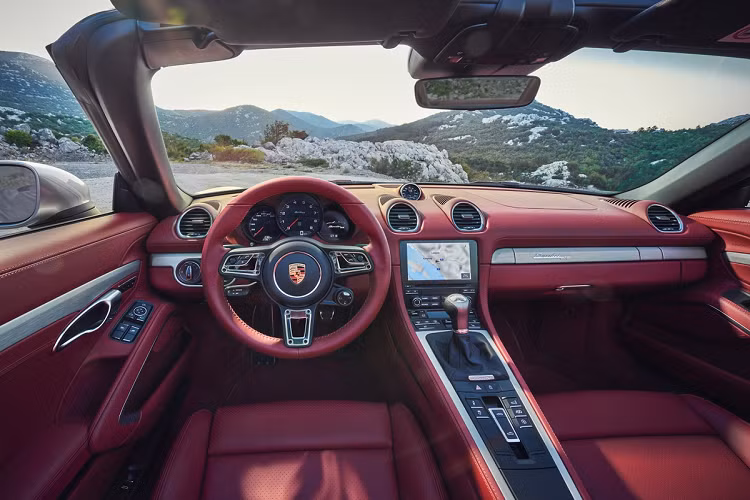 Tương tự mẫu concept được trưng bày vào năm 1993, Boxster 25 Years có nội thất bọc da màu đỏ Bordeaux, phần mui mềm phía trên cũng sử dụng vật liệu vải đỏ với huy hiệu "Boxster 25" in nổi phía sau. Nếu không thích màu đỏ, người dùng có thể cân nhắc đến tùy chọn nội thất đen.